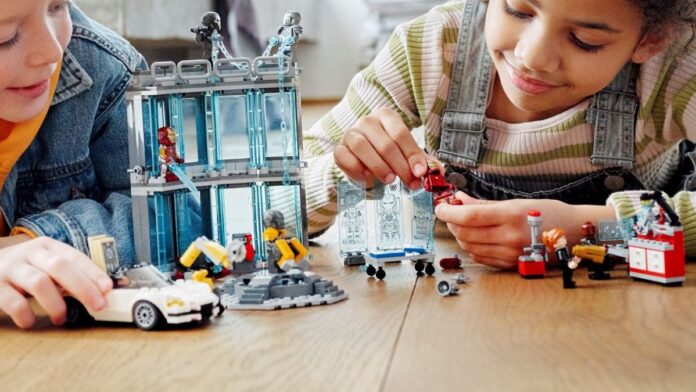 LEGO 76216 Zbrojownia Iron Mana