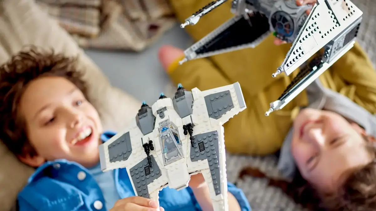 Mandaloriański Kieł i TIE Interceptor wleciały na stronę LEGO